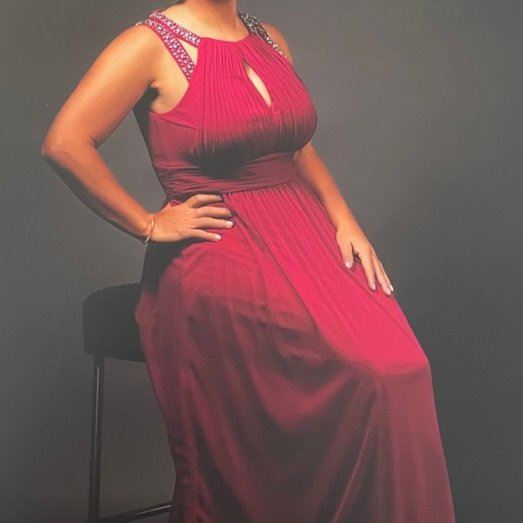 Beautiful Gala dress by Eliza J / Size 6 / Color Coral - Picture 2 of 9